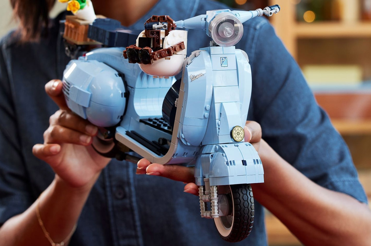 LEGO-Vespa-125-scooter-11