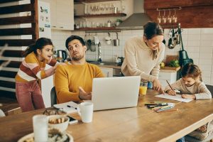 multitasking-family-home_637285-12535
